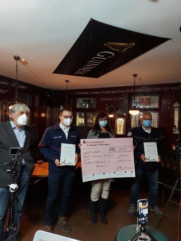 Andreas Kenner MdL und Tonja Brinks (Ortvereinsvorsitzende SPD Kirchheim) übergeben einen 800€ dotierten Scheck an Vertreter des Roten Kreuzes und dem Malteser
